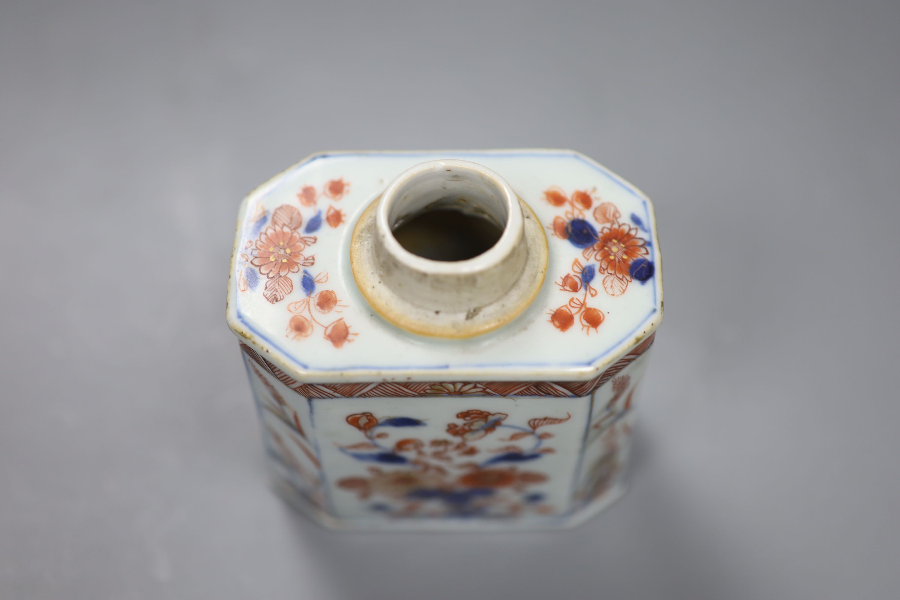 A Chinese Imari tea caddy, early 18th century, height 10cm